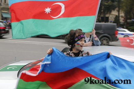 Bakıdan qələbə sevinci. Bayraqlar havada dalğalanır
